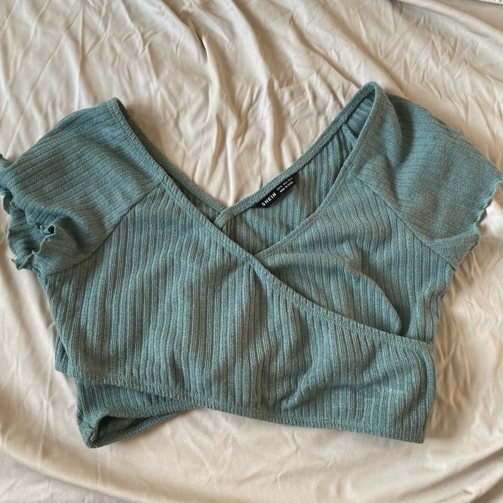 CROPPED GREEN BLUE CROSS BODY TOP